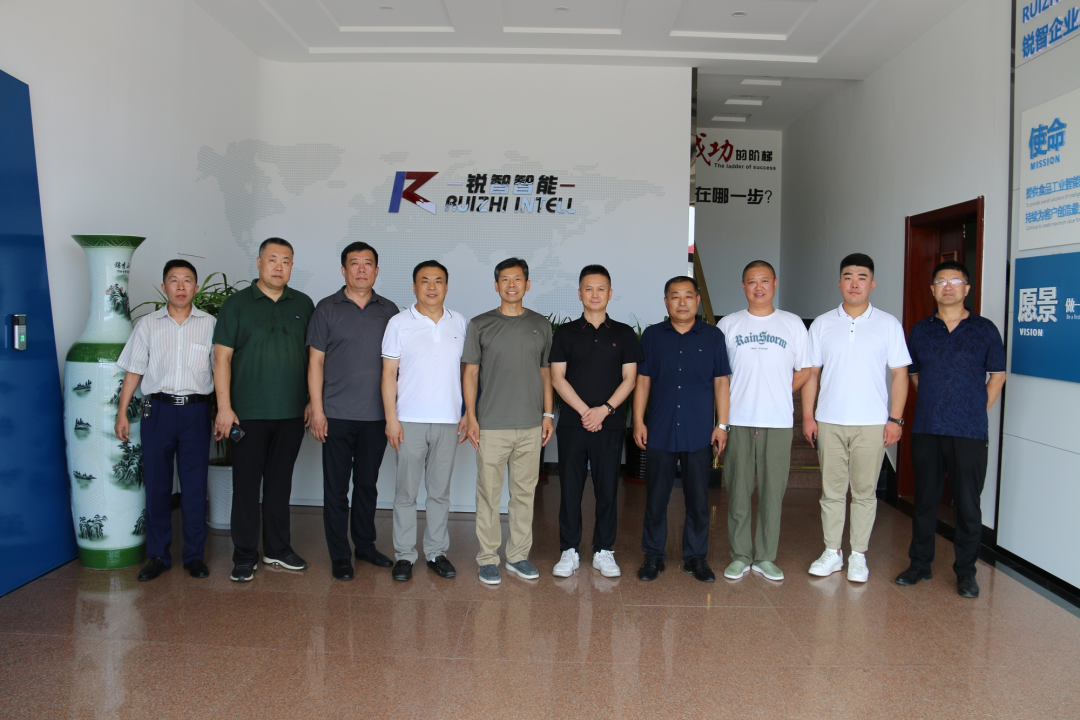 萊西市工商聯(lián)黨組書記張偉，副主席隋高峰帶領(lǐng)萊西市優(yōu)秀軍創(chuàng)企業(yè)家一行蒞臨銳智參觀指導(dǎo)！